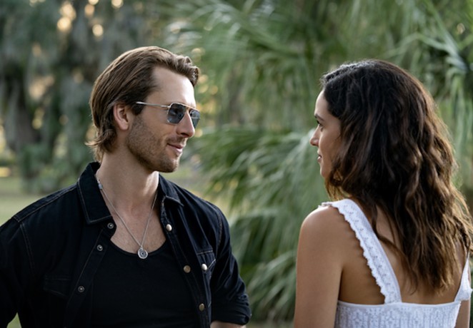 FATAL ATTRACTION: An undercover mole (Glen Powell, left) pretending to be a hit man gets dangerously close to a client (Adria Arjona, right) who hires him to kill her husband, in Netflix’s Hit Man.