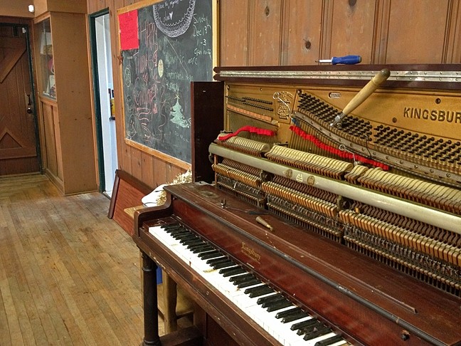 The Campfire Cabins 100 år gammalt pianoThe Campfire Cabins 100 år gammalt piano  